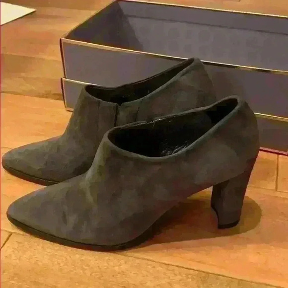 Stuart Weitzman gray suede heeled booties size 7 - Picture 4 of 10